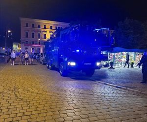 Wrocław. Burdy kibiców na Starym Rynku. Interweniowała policja [ZDJĘCIA].