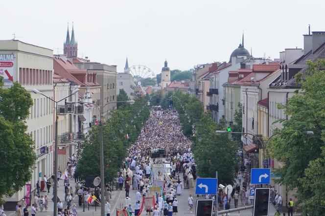 Boże Ciało 2024. Tłumy wiernych przeszły w procesji ulicami Białegostoku