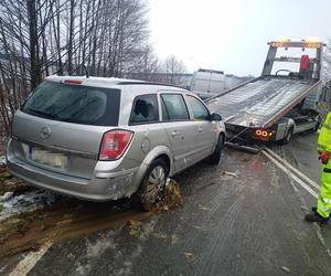 Przyjechali wyciągać opla z rowu. Obaj kompletnie pijani!