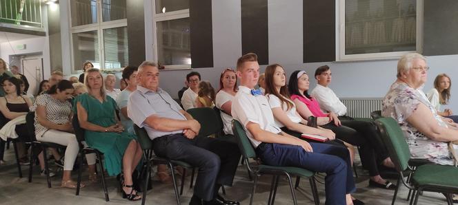 Spektakl pt. "Kopciuszek" w wykonaniu uczniów Zespołu Szkół Ogólnokształcących i Technicznych w Kleczewie