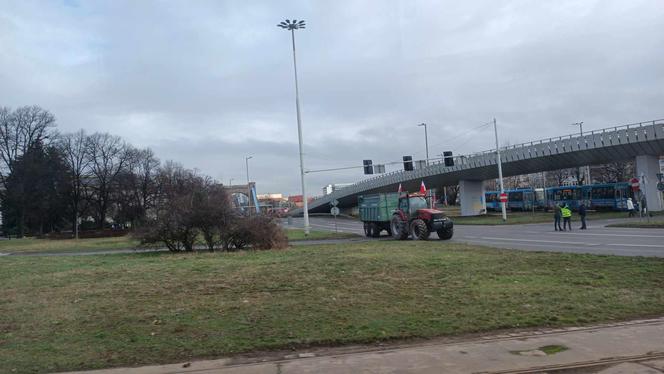 Protest rolników we Wrocławiu. Strajk wymyka się spod kontroli. Urząd Wojewódzki obrzucany jajkami