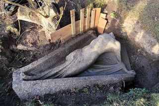 Rogów Sobócki. Rzeźba wybitnej artystki znaleziono na podwórku