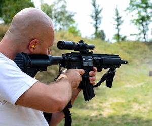 Dostęp do broni będzie łatwiejszy? Rząd pracuje nad ustawą. 40 mln Polaków jest gotowych bronić ojczyzny