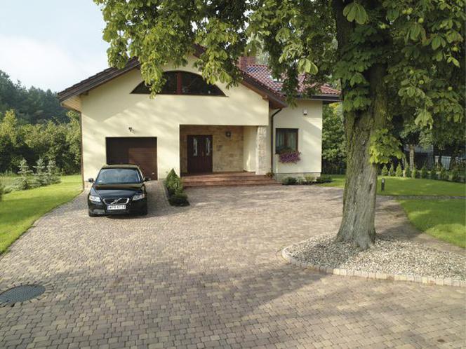 	Podjazd do garażu. Sprawdź, czy kostka brukowa wytrzyma duże obciążenie