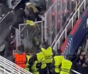 Zadyma kibiców na meczu Barcelona – Benfica. Niebezpieczna sytuacja na trybunach. Jest wideo