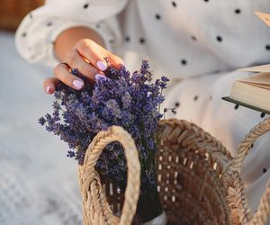 Manicure na wiosnę zachwyca prostotą. Zapomnij o mocnych kolorach i bogatych zdobieniach