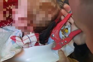 Głowa dziecka utknęła w desce sedesowej. Strażacy musieli pilnie interweniować