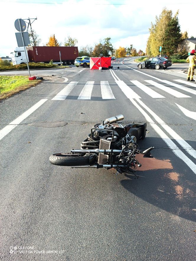 Ozorków. Śmiertelny wypadek. 55-letni motocyklista zginął w zderzeniu z osobówką [ZDJĘCIA]