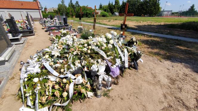  Białe wiązanki i wieńce przykryły grób Michał, który zginął w wypadku w grudziądzkich ruinach