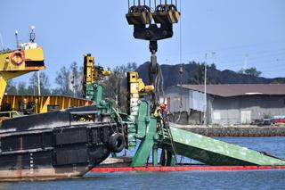 Operacja wydobycia dźwigu stoczniowego