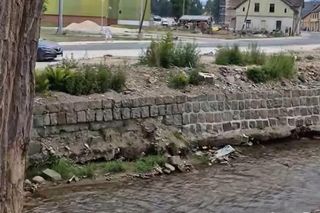 Tak wygląda potok Morawka w Stroniu Śląskim. Mieszkańcy: Nic tu nie jest zabezpieczone 