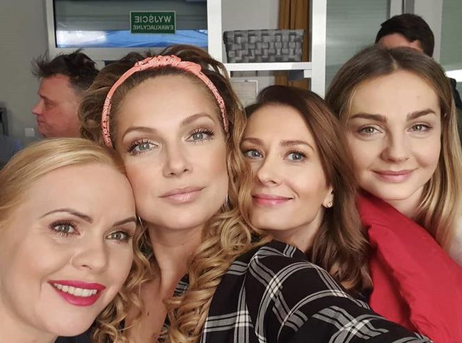 Przyjaciółki, 15 sezon: Anka (Magdalena Stużyńska), Patrycja (Joanna Liszowska), Inga (Małgorzata Socha), Zuza (Anita Sokołowska) 