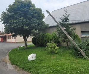 Skosił kombajnem… słupy telefoniczne