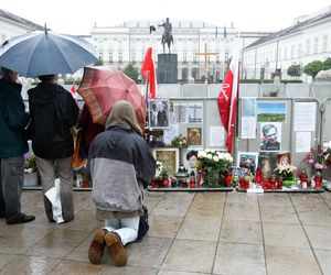 15. rocznica katastrofy smoleńskiej. Burzliwa historia krzyża sprzed Pałacu Prezydenckiego