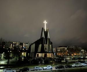 Świecący problem na Witolinie. Wielki krzyż przeszkadza mieszkańcom