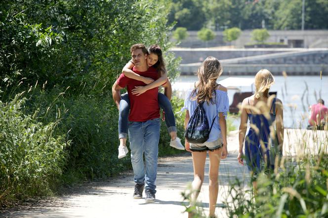 M jak miłość odc. 1397. Iza (Adriana Kalska), Marcin (Mikołaj Roznerski)