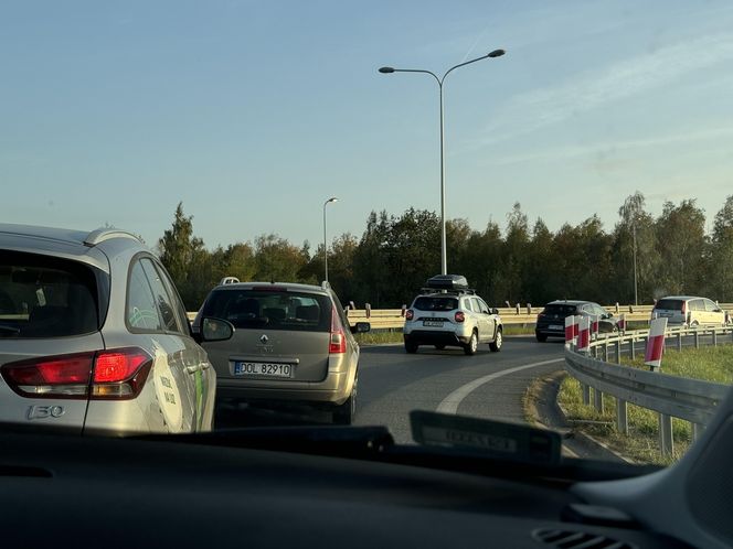 Karambol na Autostradowej Obwodnicy Wrocławia. Aż 3 wypadki, 15 uszkodzonych pojazdów oraz 3 osoby ranne