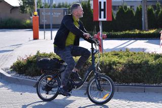 Przesiadł się na rower elektryczny