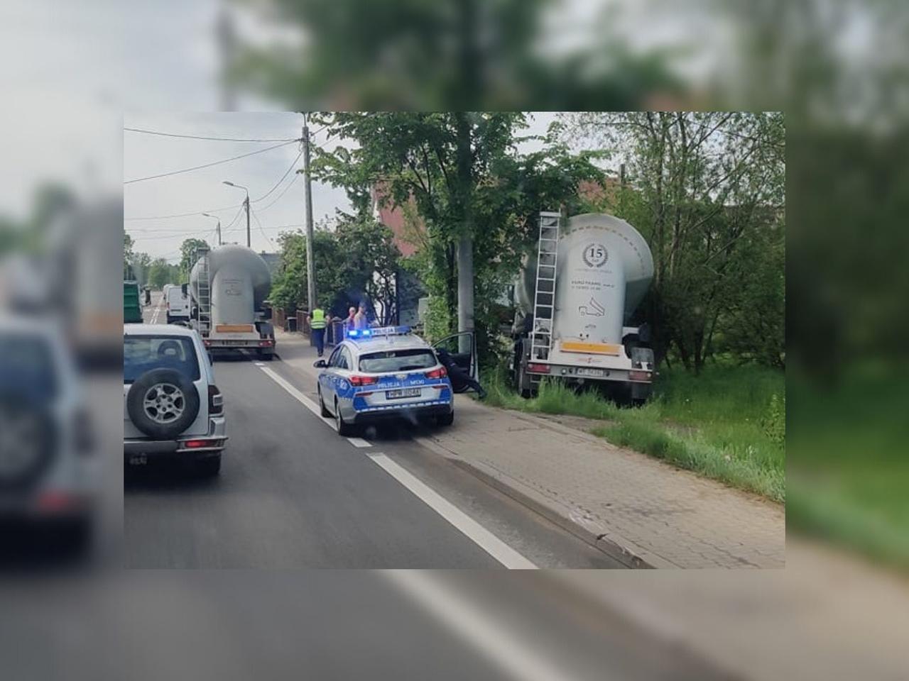 Zwierki. Wypadek na DK 19. Ciężarówka z cysterną wjechała w dom [ZDJĘCIA]