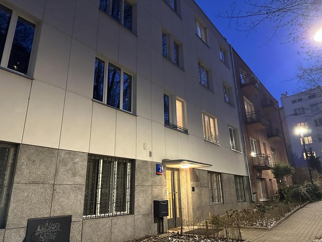 Odnaleziono zmumifikowane ciało emeryta. Od ponad roku gniło w mieszkaniu w centrum Warszawy