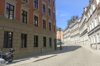 Tak zmieniła się Biskupia Górka. Zrewitalizowano kamienice. Zdjęcia przed i po 