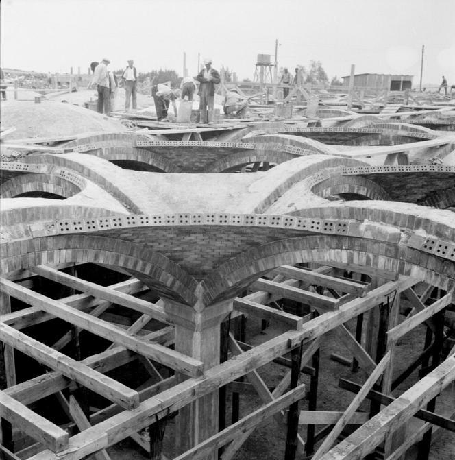 10 Zdjęcia archiwalne z budowy katedry na Stokach