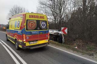 Koszmar na drodze! Bus przewożący dzieci wypadł z drogi. W szpitalu jest 7 osób! [ZDJĘCIA]