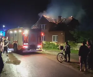Koszmarny pożar w Kuźnicy Starej pod Kłobuckiem. 7 osób straciło dach nad głową