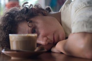 Sięgasz po kawę, bo jesteś zmęczona? Pierwszym krokiem powinna być szklanka wody