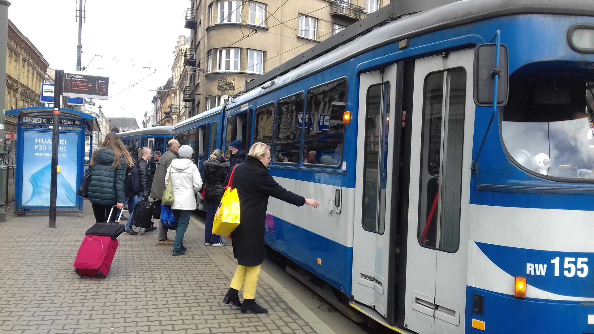 EKSPLOZJA w tramwaju w Krakowie. Wyleciały szyby, doszło ...