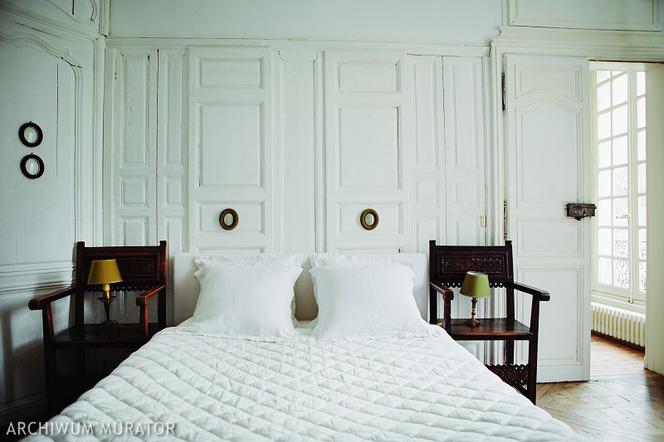 Zabytkowa biała sypialnia w klasycznym stylu