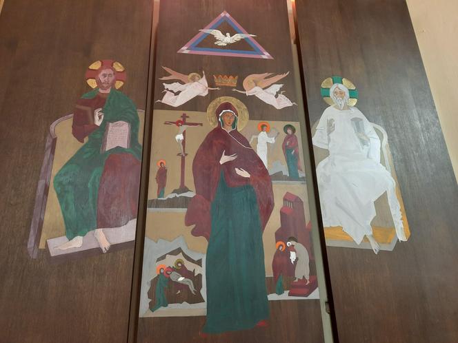 Prawe skrzydło tryptyku w prezbiterium kościoła w Sarbinowie. Obraz przedstawia scenę ukoronowanie Najświętszej Maryi Panny, a w tle sceny z życia Matki Bożej.