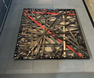 Maszyna losująca węgiel w galerii Dagma Art. To instalacja artystyczna Michała Rejnera