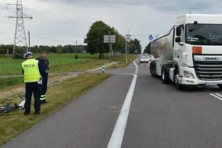 Rowerzysta wjechał prosto pod ciężarówkę. Był nietrzeźwy [WIDEO]