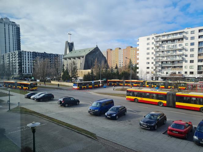 Ile widzisz autobusów na tym zdjęciu? Absurdalna kolejka na przystanku w Warszawie!