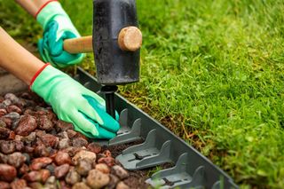 Jak głęboko wkopać plastikowe obrzeża do oddzielenia trawnika?