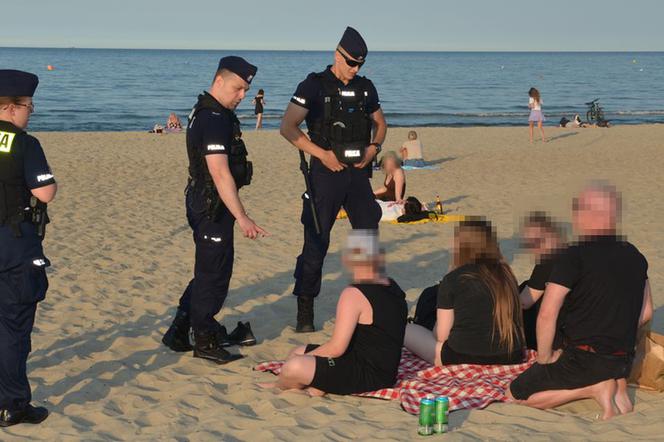 „Drogo na tej plaży”: Sopoccy mundurowi ukarali plażowiczów mandatami 