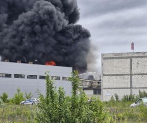 Pożar składowiska opon w Toruniu. Dym widoczny z daleka