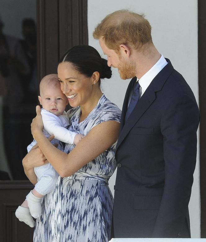 Książe Harry prawie łysy! Jego włosy znikają w oczach