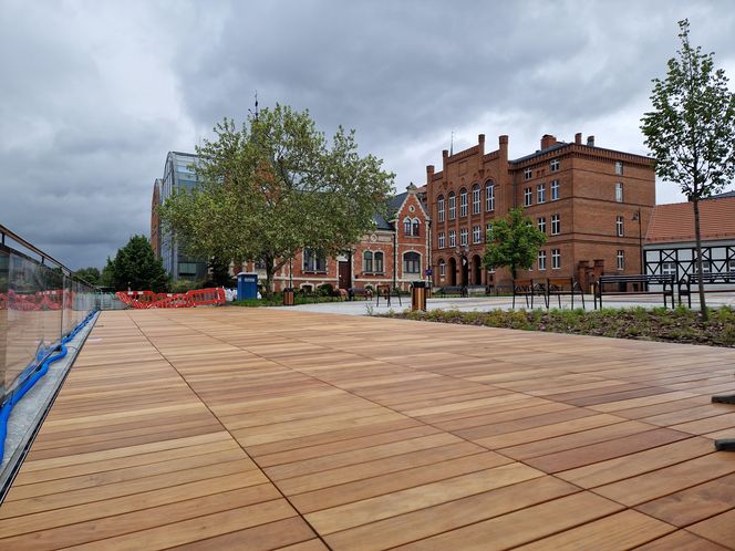 Rybi Rynek w Bydgoszczy niemal gotowy. Eleganckie nabrzeże już cieszy oczy!