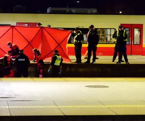 Młody mężczyzna wpadł między peron a pociąg w Warszawie. Został zmiażdżony
