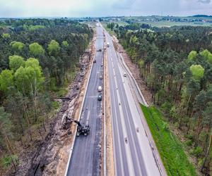 Trwa remont gierkówki w województwie  śląskim. Drogowcy układają nawierzchnię