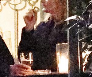 Anna Lewandowska w nocy pali elektryczne papierosy