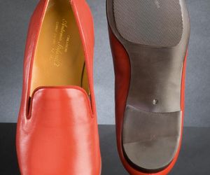 Buty papieża bez sznurówek, zaprojektowane przez Adriano Stefanelli Novara.