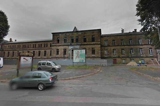 Zabytkowy dworzec w Lubawce na sprzedaż. Teraz popada w ruinę 