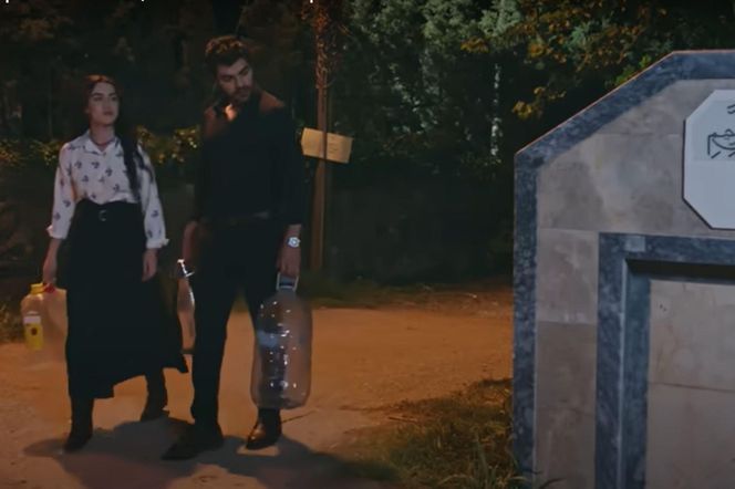 Para pójdzie razem po wodę, gdzie Zeynep opowie Halilowi o miłości 