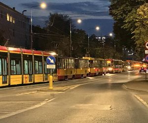 Wielkie utrudnienia w Warszawie, tramwaje na trasach objazdowych. Policja zablokowała przejazd na dużym skrzyżowaniu