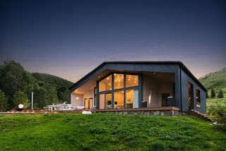 Dom z bali nie musi być góralską chatą. Zobacz, jakie domy powstają z drewna