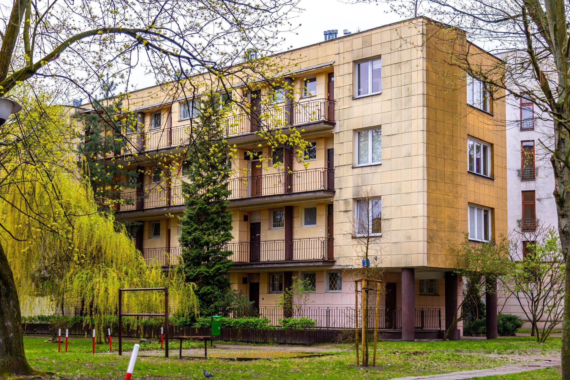 Osiedle WSM Koło II w Warszawie - zdjęcia. Pablo Picasso na ścianie i klatki schodowe typu ser