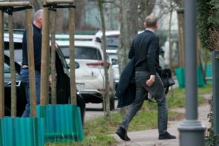 Donald Tusk z żoną odwiedzają córkę Kasię niosąc urodzinowy prezent dla wnuczki